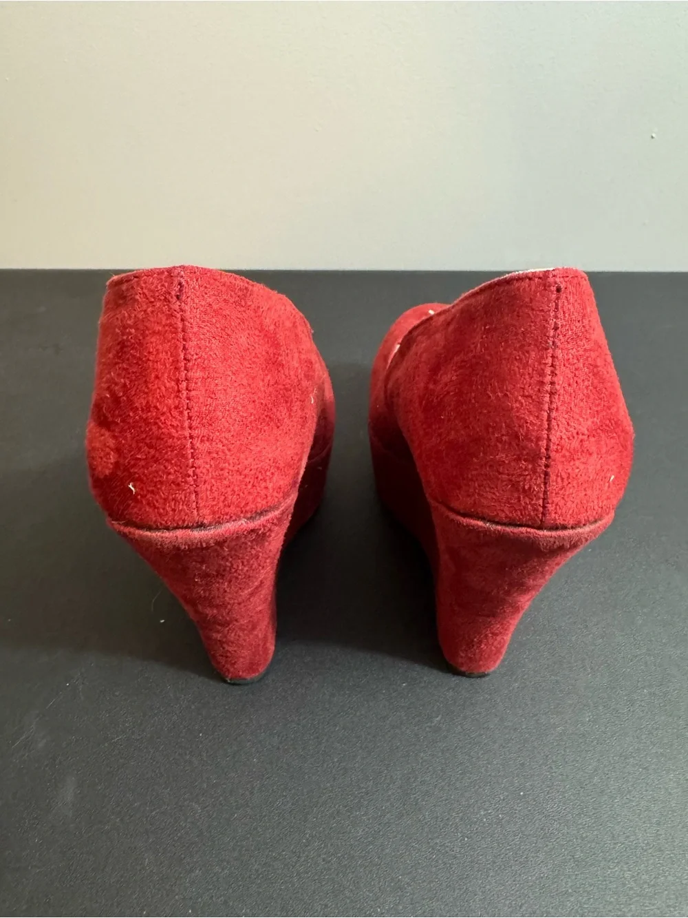 GLO jeans Red Suede Women's Round-Toe Wedges